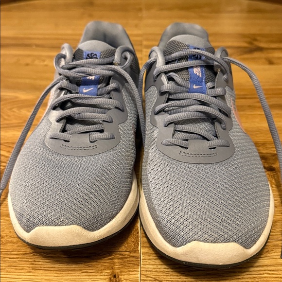 Nike Women’s sz 11 gray athletic shoes - Picture 3 of 8